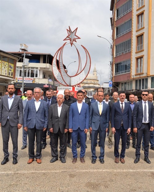 19 Mayıs Atatürk’ü Anma Gençlik ve Spor Bayramı Çelenk Sunma Töreni, İlçemiz Atatürk Meydanında ki, Atatürk büstü önünde gerçekleştirildi.