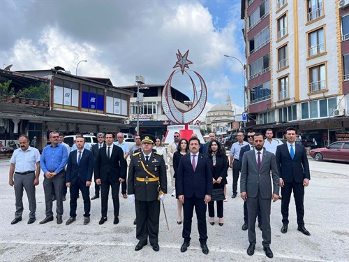 30 Ağustos Zafer Bayramı Çelenk Sunma Töreni, İlçemiz Atatürk Meydanında ki Atatürk büstü önünde gerçekleştirildi.