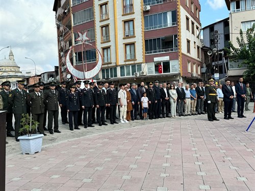30 Ağustos Zafer Bayramı’nın 102. yıldönümü münasebetiyle İlçe merkezindeki Atatürk Anıtı önünde Kutlama Töreni düzenlendi.